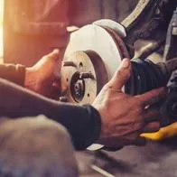 Foto de mecánico, en nota de qué modificaciones no se deben hacer a carro en Colombia para evitarse problemas