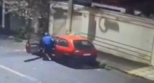 Captura de pantalla de un video de cámara de seguridad que registra el robo de un carro en Brasil.