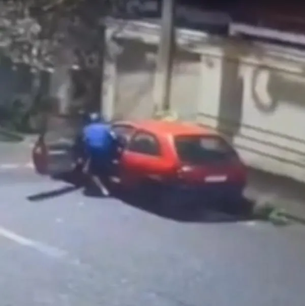 Captura de pantalla de un video de cámara de seguridad que registra el robo de un carro en Brasil.