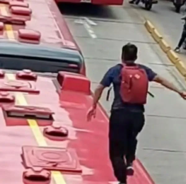 Hombre, irresponsablemente, se puso a saltar buses de Transmilenio en plena carrera 30, en Bogotá, recreando el videojuego de 'Subway Surfers'. 