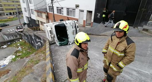 Camión se volcó en la falda sobre el túnel de la 52 en Manizales: sin lesionados