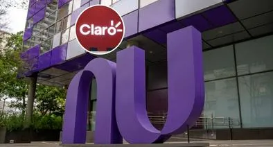 Fotos de Nubank, y Claro, en nota de que Nubank anunció su competencia contra Claro y más en Brasil; Colombia mira atento