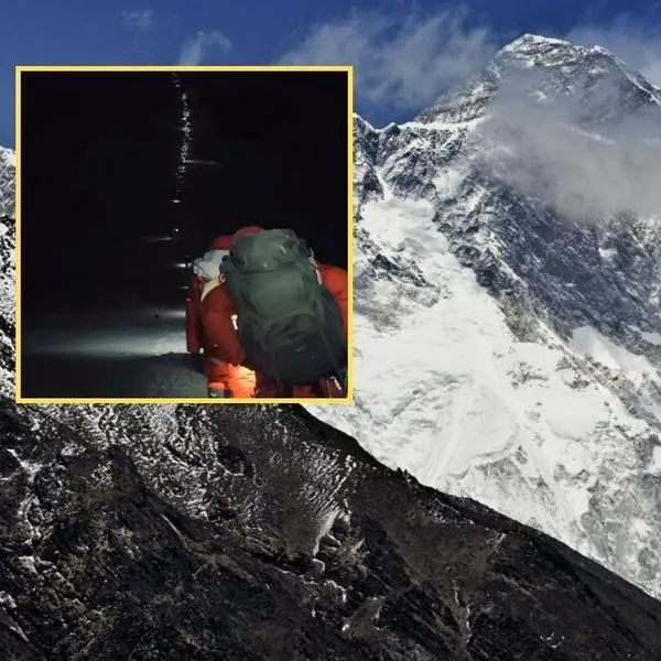 Video monte Everest gran fila de luces para subir la montaña más alta del mundo