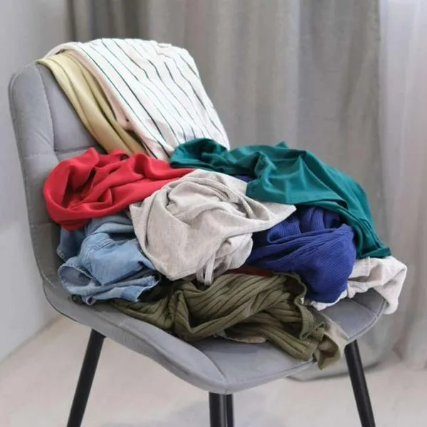 Foto desorden, en nota de qué significa tener ropa acumulada en una silla, según psicología 