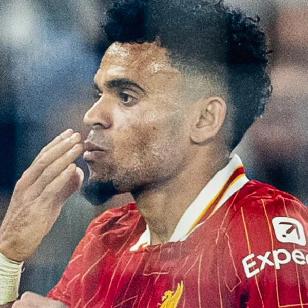 Luis Díaz no se quedó atrás y marcó golazo en Carabao Cup; dejó rivales en el piso