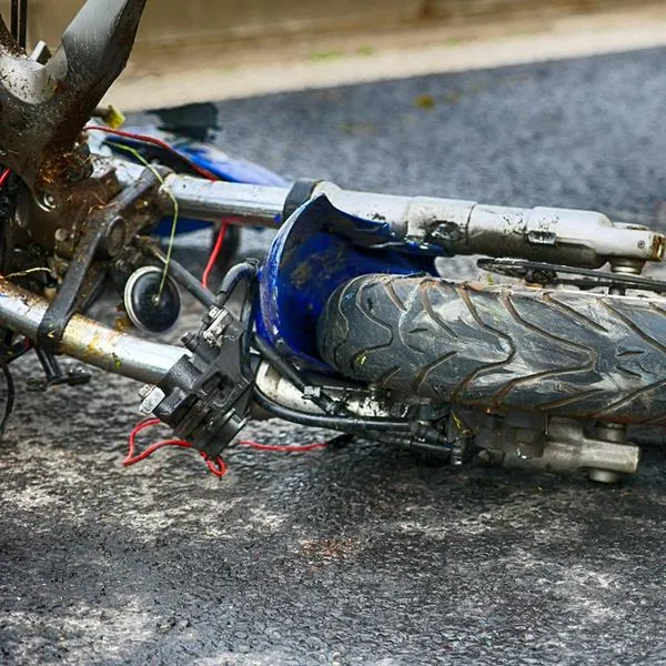 Brutal accidente en deprimido de Medellín hoy, 30 de octubre de 2024, cobró las vidas de un conductor de aplicación y su pasajera.