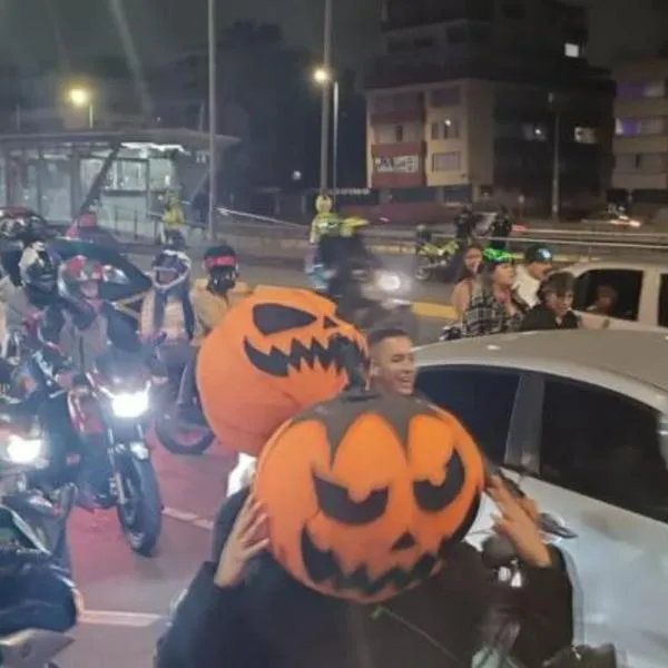 Carava de Halloween en Bogotá tuvo balacera y terminó en tragedia: hubo un muerto y varios desmanes en el hecho. 