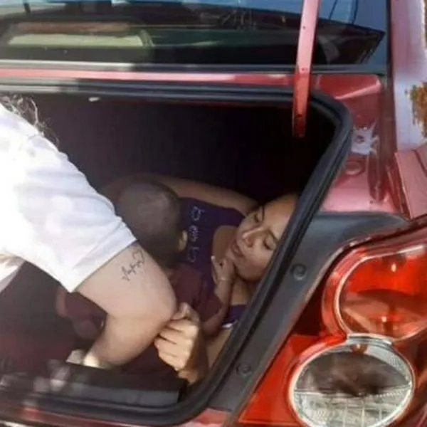 Conductor de Uber descubre a su esposa escondida en la cajuela junto a su bebé para espiarlo, en México