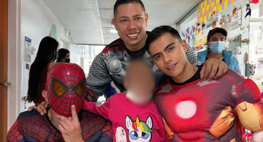 'Nico' Hernández sorprendió a niños con cáncer en Bogotá y les dio serenata prendiendo la festividad de Halloween. 