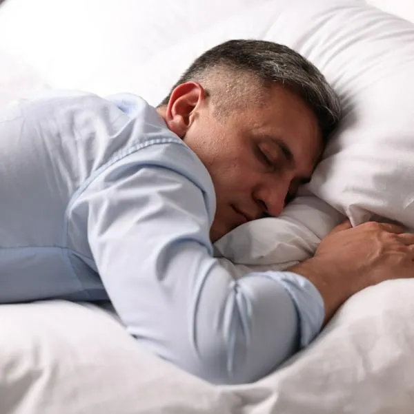 ¿Cuál es la mejor posición para dormir y cómo debe hacerlo una persona que ronca?