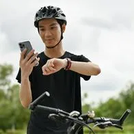 Japón castigará con cárcel y duras multas a ciclistas que usen celular al manejar