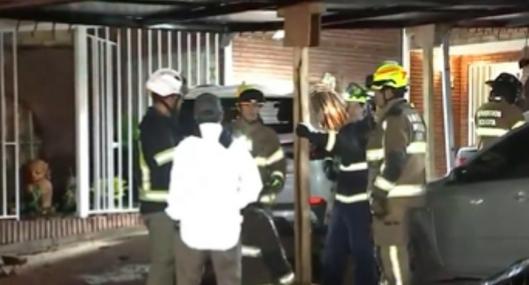 Grave accidente en el barrio Modelia (Bogotá): carro terminó estrellándose contra casa y hay 2 heridos. El impacto fue bien fuerte. 