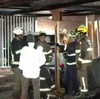 Grave accidente en el barrio Modelia (Bogotá): carro terminó estrellándose contra casa y hay 2 heridos. El impacto fue bien fuerte. 