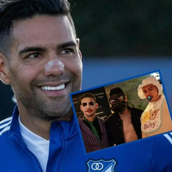 Falcao (centro), junto con Leonardo Castro y Santiago Giordana en la noche de Halloween. El delantero se disfrazó, paseó en un centro comercial y nadie lo notó