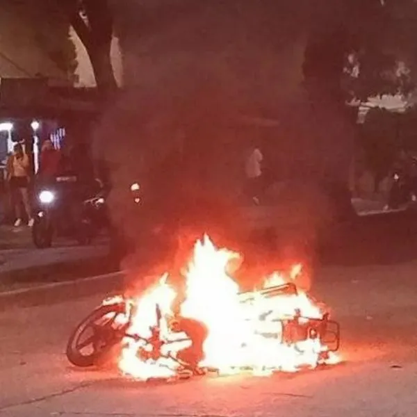 Hombre atacó con arma cortopunzante a su expareja y comunidad le quemó la moto