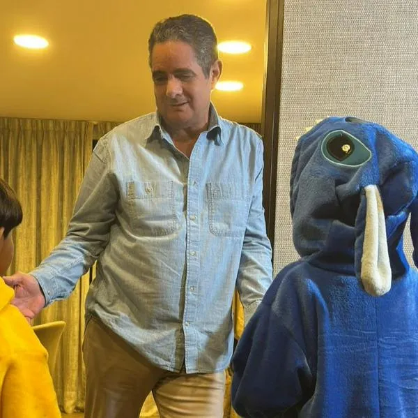 Críticas a Vargas Lleras por ofrecer azúcar de tinto a niños en Halloween 