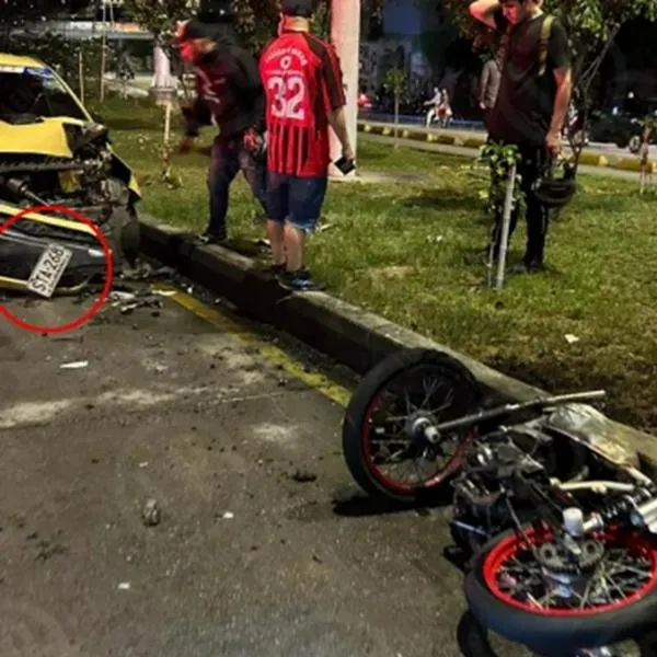 Muestran video del momento exacto del brutal accidente de un motociclista en contravía choca violentamente contra un taxi, en Floridablanca.