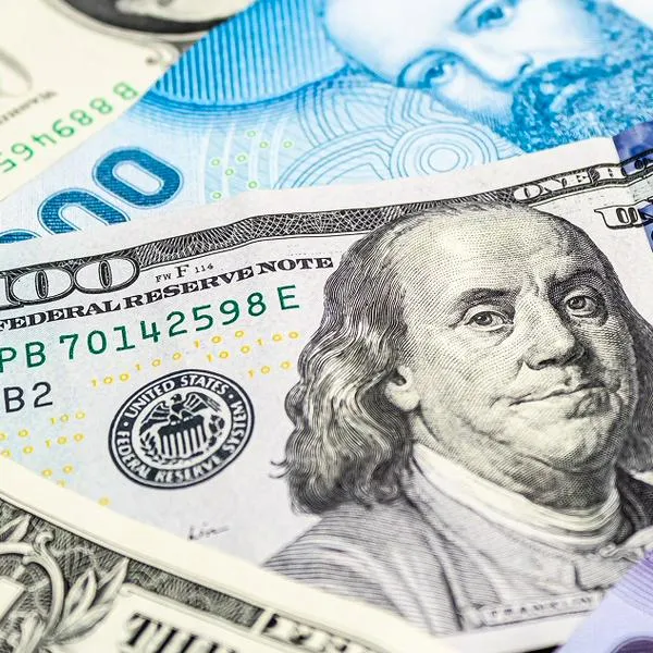 Dólar con billetes latinoamericanos 