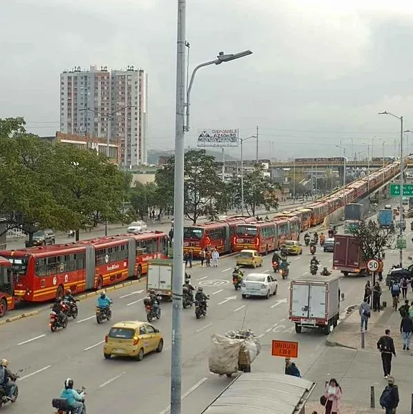 Foto de biarticulados, cómo es de largo un trancón de Transmilenio 
