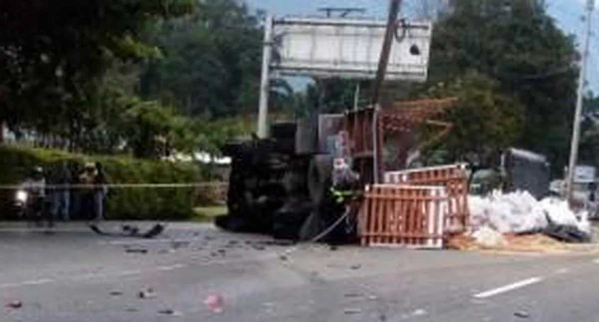 Accidente de tránsito en Calarcá quedó en video, carro chocó con camión Quindío