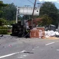 Accidente de tránsito en Calarcá quedó en video, carro chocó con camión Quindío