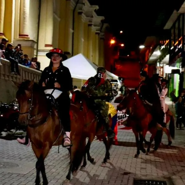 Funcionaria Santo Domingo, Antioquia, desfiló disfrazada de guerrillera del ELN