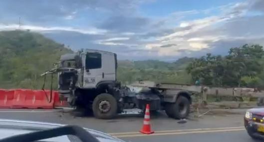 Accidente de tránsito en puente festivo: mula se estrelló e incendió en Quindío