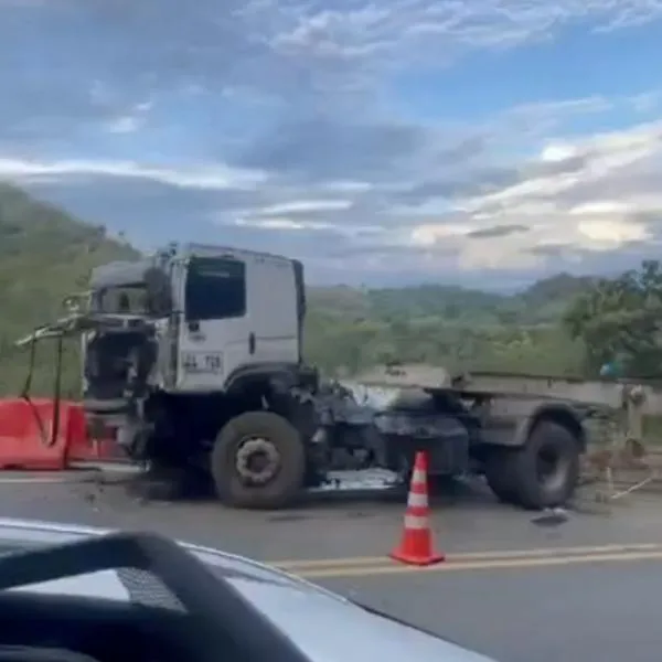 Accidente de tránsito en puente festivo: mula se estrelló e incendió en Quindío