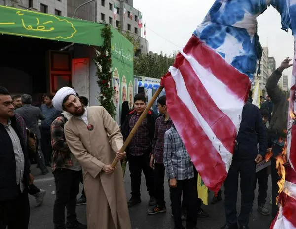 Miles de personas conmemoran en Irán la toma de rehenes en la embajada de EEUU en 1979