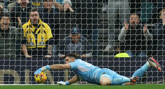 Burla del Tottenham al 'Dibu' Martínez tras golear a Aston Villa en la Premier