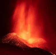 Emergencia en indonencia por erupciones del volcán Lewotobi Laki-Lak, que registró varias erupciones: reportaron 10 muertos y muchos estragos.