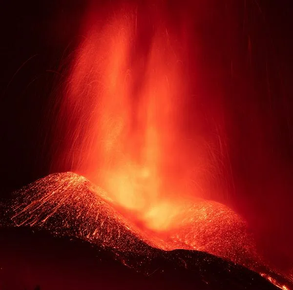 Emergencia en indonencia por erupciones del volcán Lewotobi Laki-Lak, que registró varias erupciones: reportaron 10 muertos y muchos estragos.