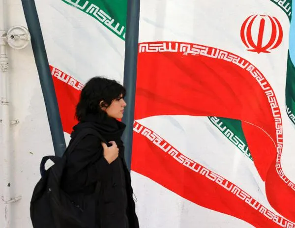 Irán: Detienen a una estudiante por caminar en ropa interior en señal de protesta