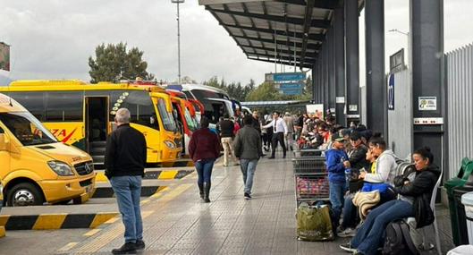 Mujer murió en un bus mientras viajaba; su hija intentó desperarla porque pensó que estaba dormida 