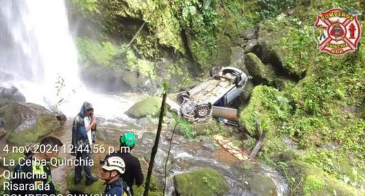 Accidente de tránsito dejó a una persona muerta y un carro cayó a un abismo