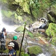 Accidente de tránsito dejó a una persona muerta y un carro cayó a un abismo