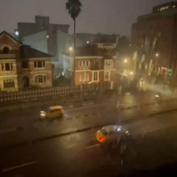 Aguacero en Bogotá inundó Autopista Norte y causó tormenta eléctrica; hay videos