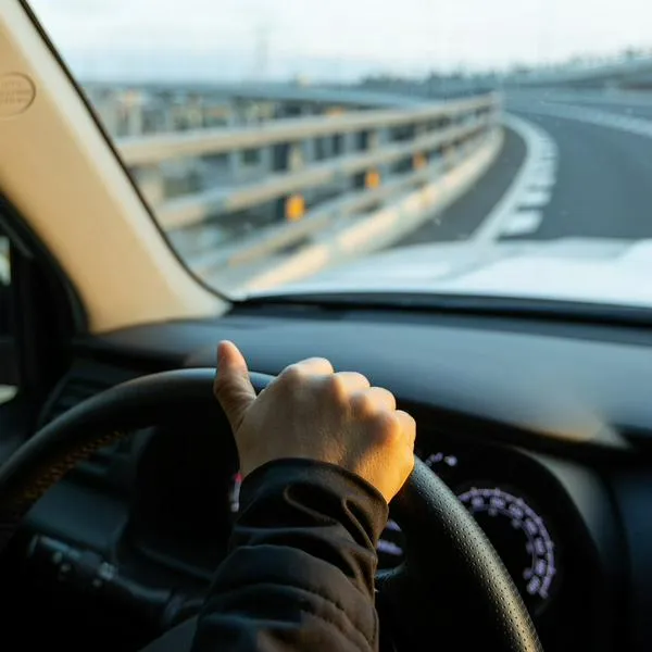 Persona conduciendo, en nota sobre nueva vía que harían entre Bogotá y La Calera