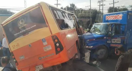 Bus se accidentó en Chía contra camión de Postobón: así quedaron