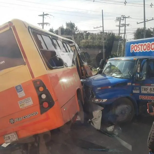 Bus se accidentó en Chía contra camión de Postobón: así quedaron