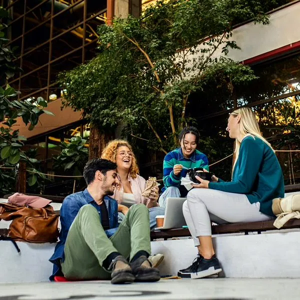 Jóvenes, en nota sobre que a personas de Bogotá y Cundinamarca les pagarán la universidad y les darán para la alimentación