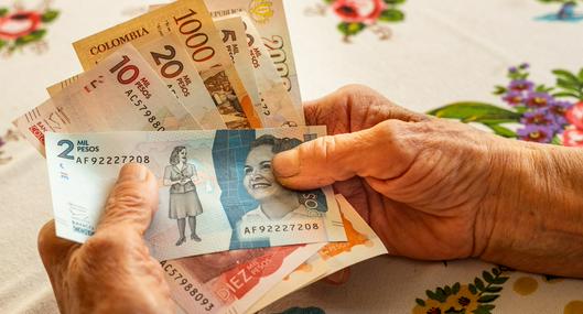 Filtran cifra de aumento que tendría mesada de pensionados en Colombia para 2025: piden estar atentos a las discusions sobre el salario mínimo.