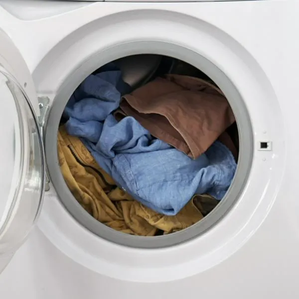 Cómo eliminar manchas de ropa fácil con vinagre blanco y usando la lavadora