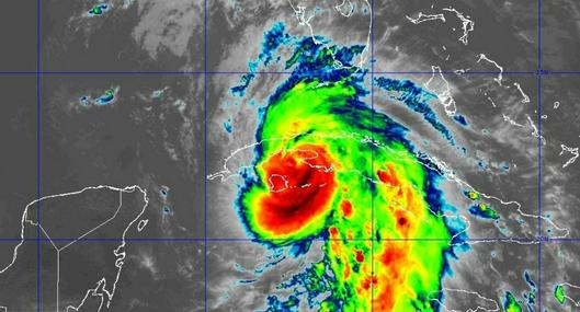 Cuba se queda sin energía por el huracán Rafael. 