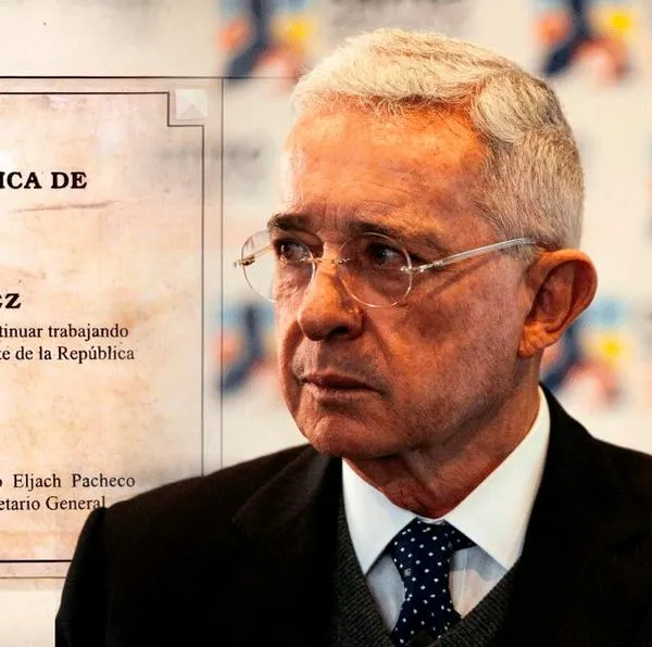 Piden retirar una placa conmemorativa del expresidente Álvaro Uribe en el Congreso