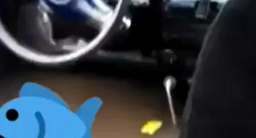 [Video] Así quedó un taxi por las fuertes lluvias en Bogotá; taxista angustiado