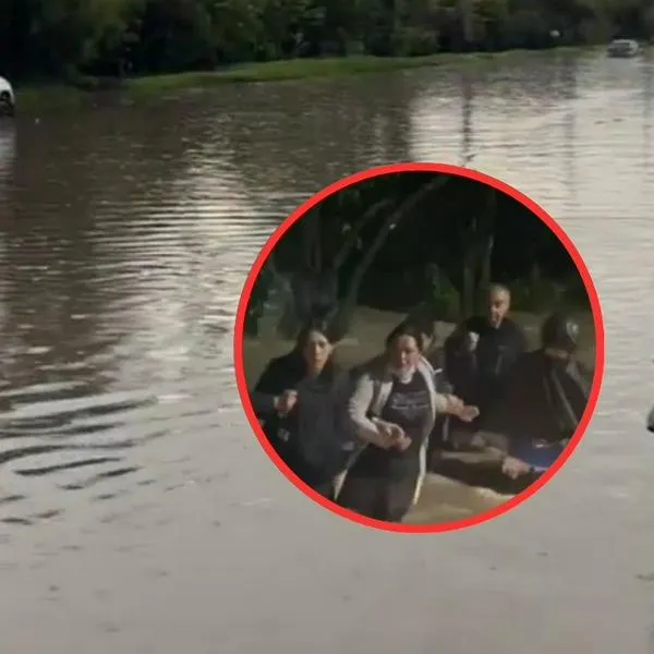[Video] En Autopista Norte ciudadanos caminan entre el agua