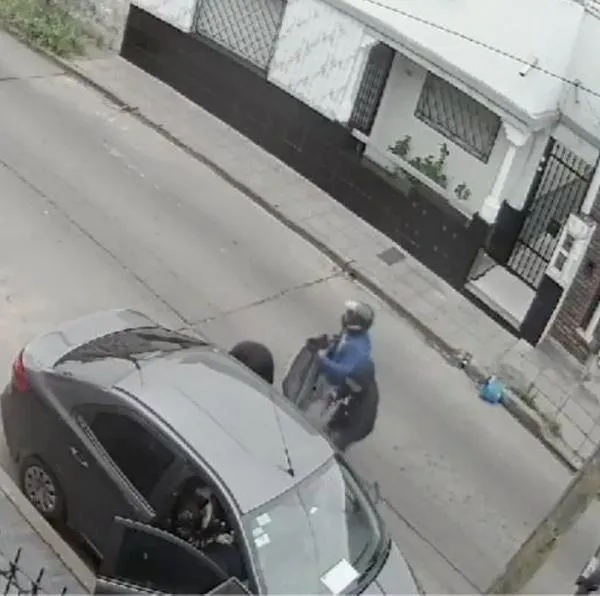 Periodistas fueron a cubrir un robo y terminaron siendo víctimas de motoladrones