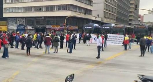 Bloqueos en el centro de Bogotá por protestas de más de 200 vendedores ambulantes en el centro de la ciudad. Afectan también a Transmilenio. 