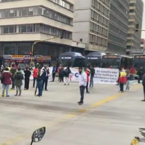 Bloqueos en el centro de Bogotá por protestas de más de 200 vendedores ambulantes en el centro de la ciudad. Afectan también a Transmilenio. 